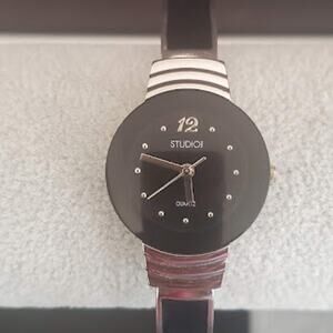 Studio‎ Women's Bracelet Watch Black and Silver Fresh Battery